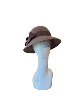 Lilac brimmed cloche 56cm